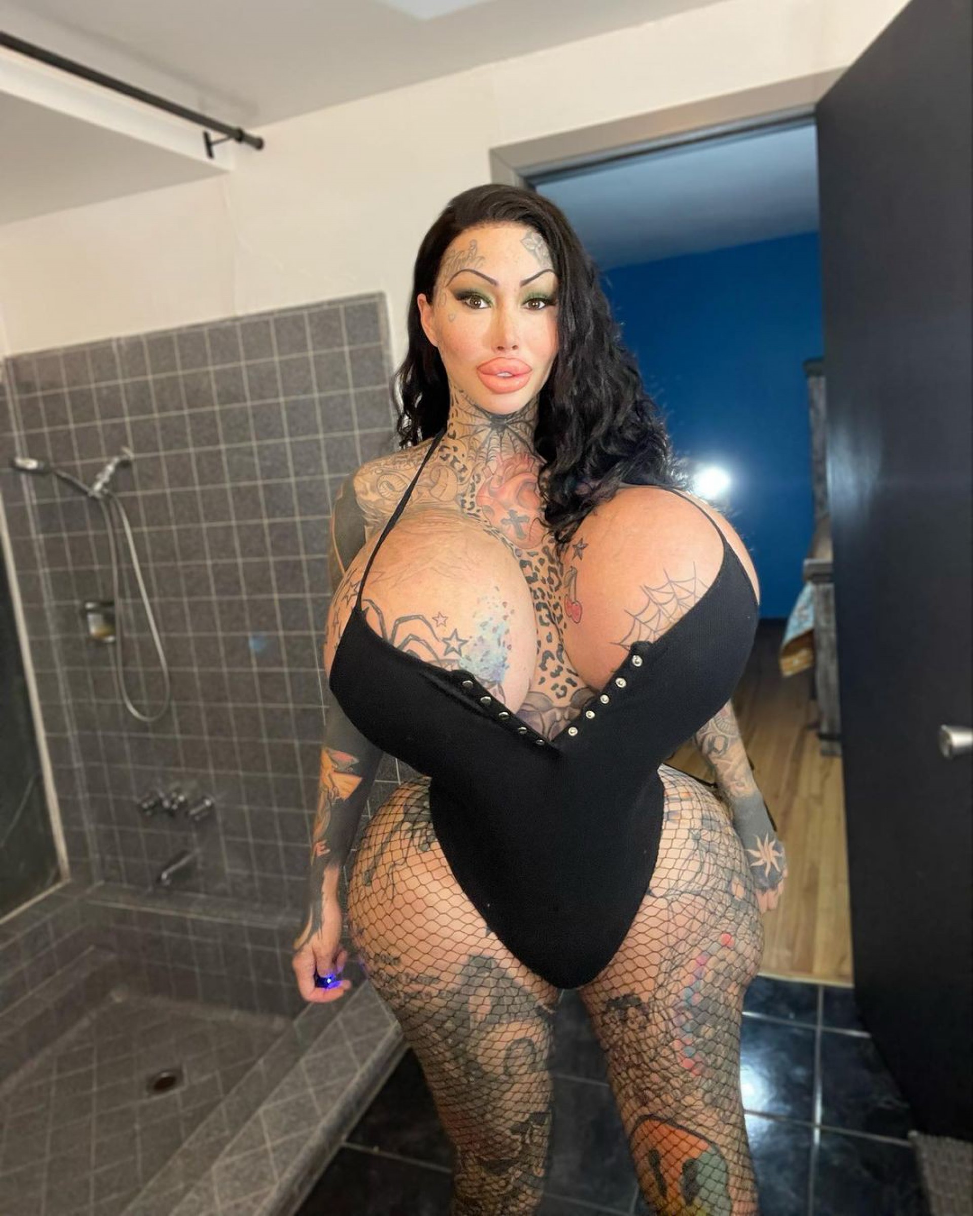 Influenciadora digital Mary Magdalene reclama de dores por conta do tamanho do silicone nos seios - Reprodução Internet