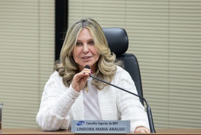 Lindôra solicita que STF apreenda arma de Carla Zambelli por porte ilegal