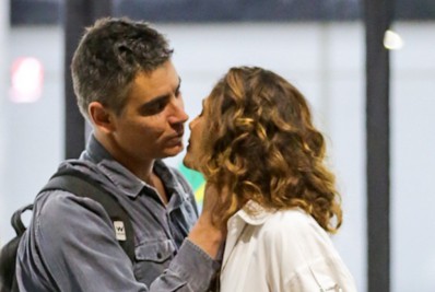 Camila Pitanga troca beijos com namorado no aeroporto