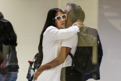 Em clima de romance, Léo Moura desembarca no Rio com a mulher