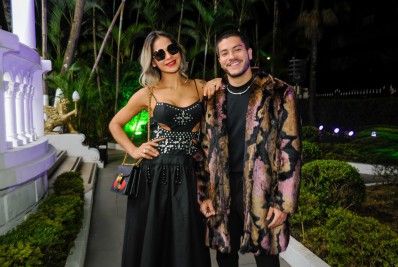 Ex-BBB Arthur Aguiar e Maíra Cardi vão a premiação em São Paulo