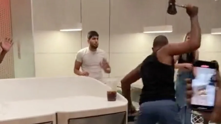 Homem destrói McDonald's com machado; Vídeo