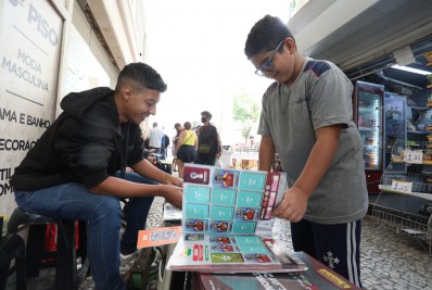 Troca de figurinhas da Copa do Mundo movimenta ruas e shoppings do Rio