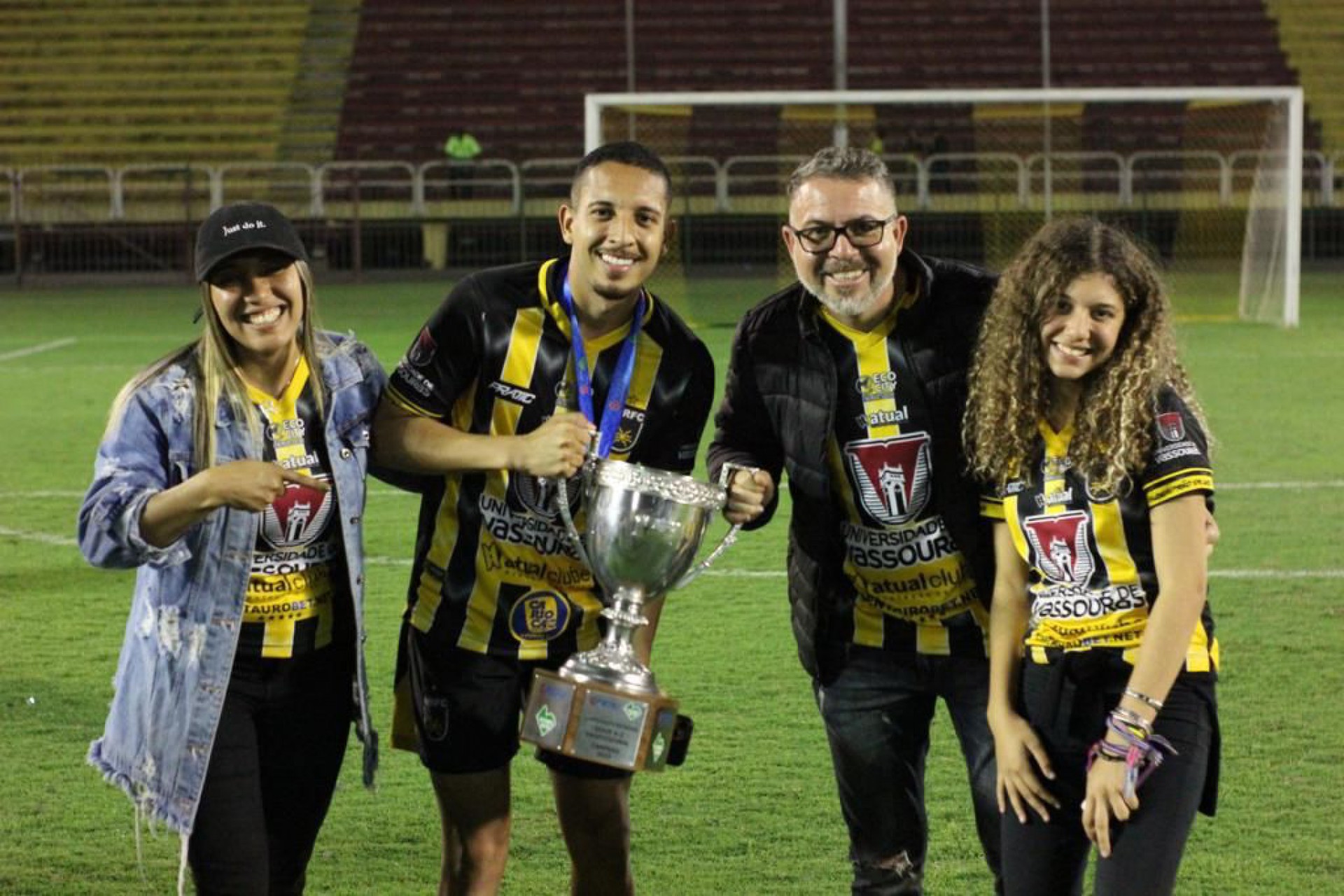 A alegria da fam&iacute;lia de Caio Vitor em campo depois de uma final de jogo. - Divulga&ccedil;&atilde;o