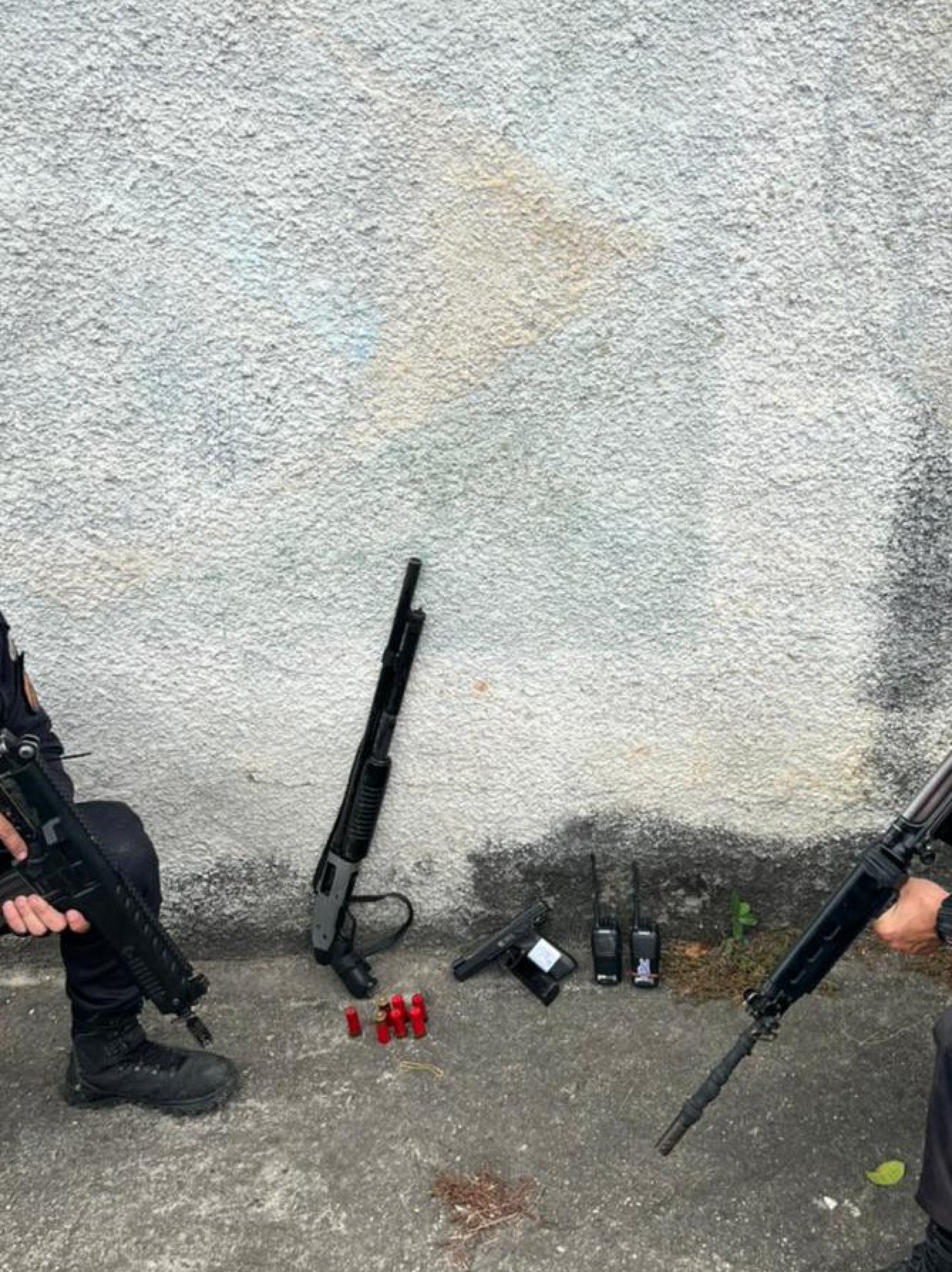 PMs apreenderam uma pistola e uma espingarda, al&eacute;m de terem removido barricadas