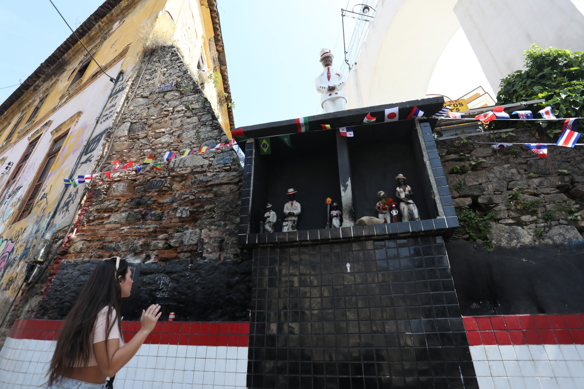 Santu&aacute;rio do Seu Z&eacute; Pilintra na Lapa. Na foto: Juliana Muniz reza para seu Z&eacute;.