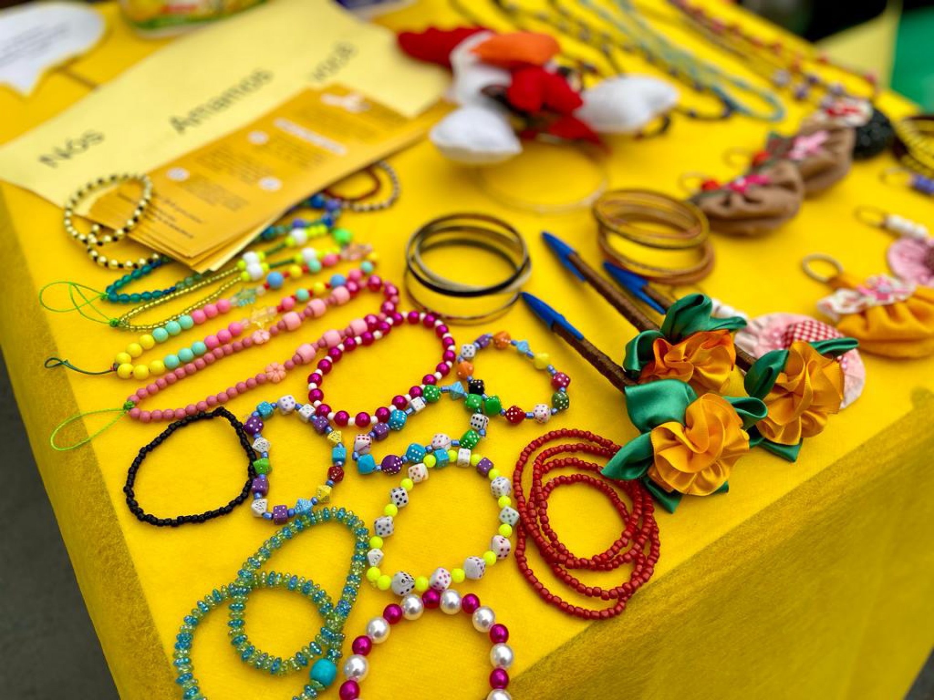 Tendas colocaram em exposi&ccedil;&atilde;o trabalhos feitos pelos pacientes nas oficinas de artesanato, como, pulseiras de mi&ccedil;angas, tapetes, chaveiros, porta-toalhas, entre outros - Divulga&ccedil;&atilde;o