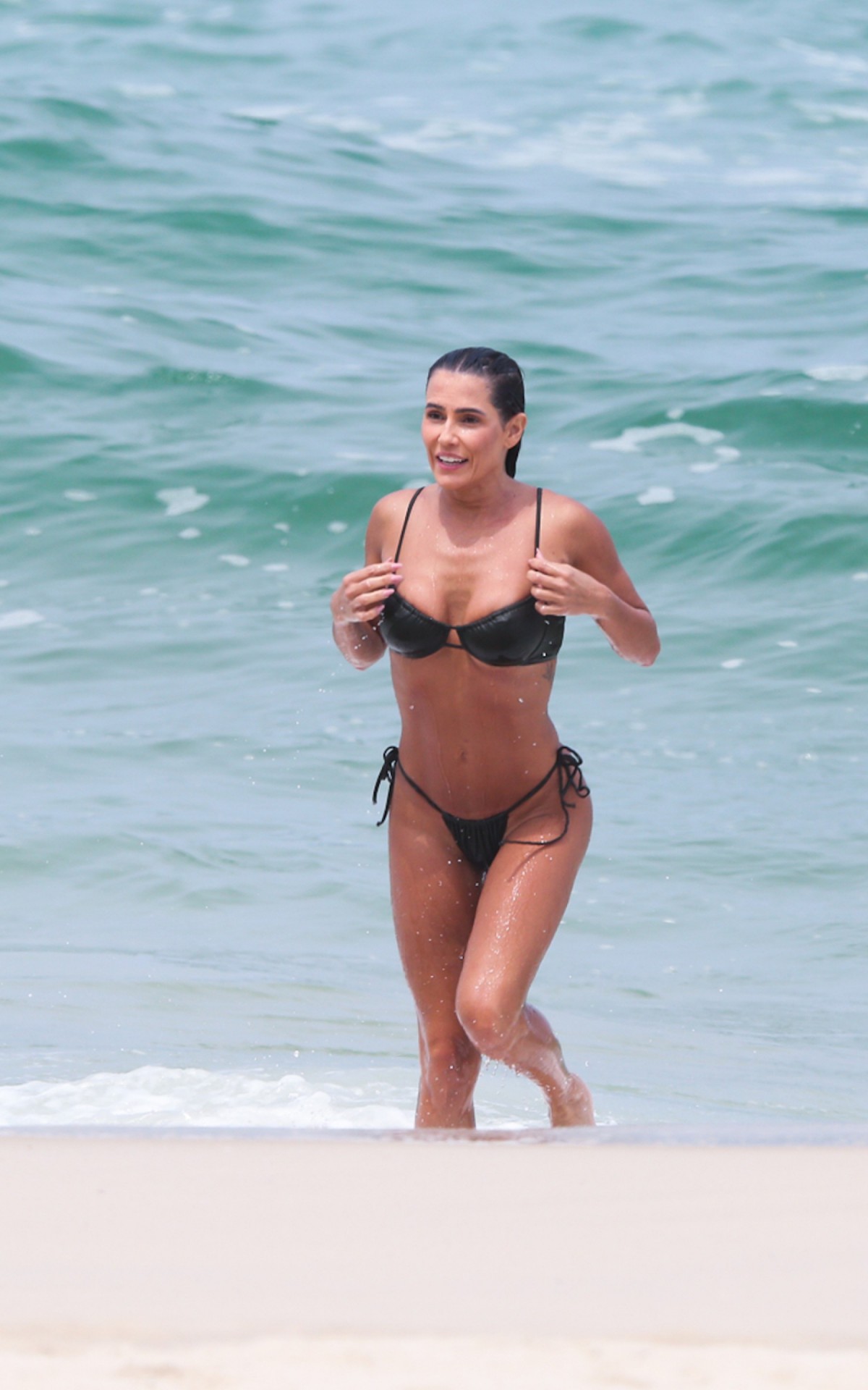 Deborah Secco se refresca no mar da Barra da Tijuca