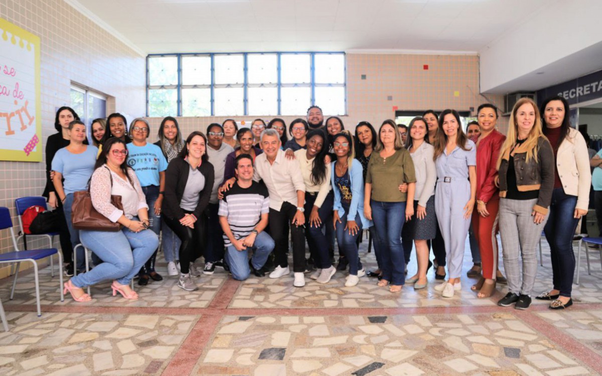 Professores e demais profissionais da Escola Jansem Pereira de Melo