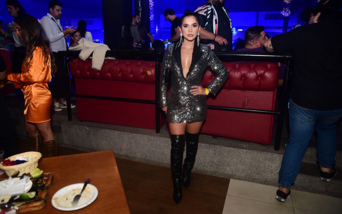 Ex-BBB Giselly Bicalho prestigia show de Luiza Martins