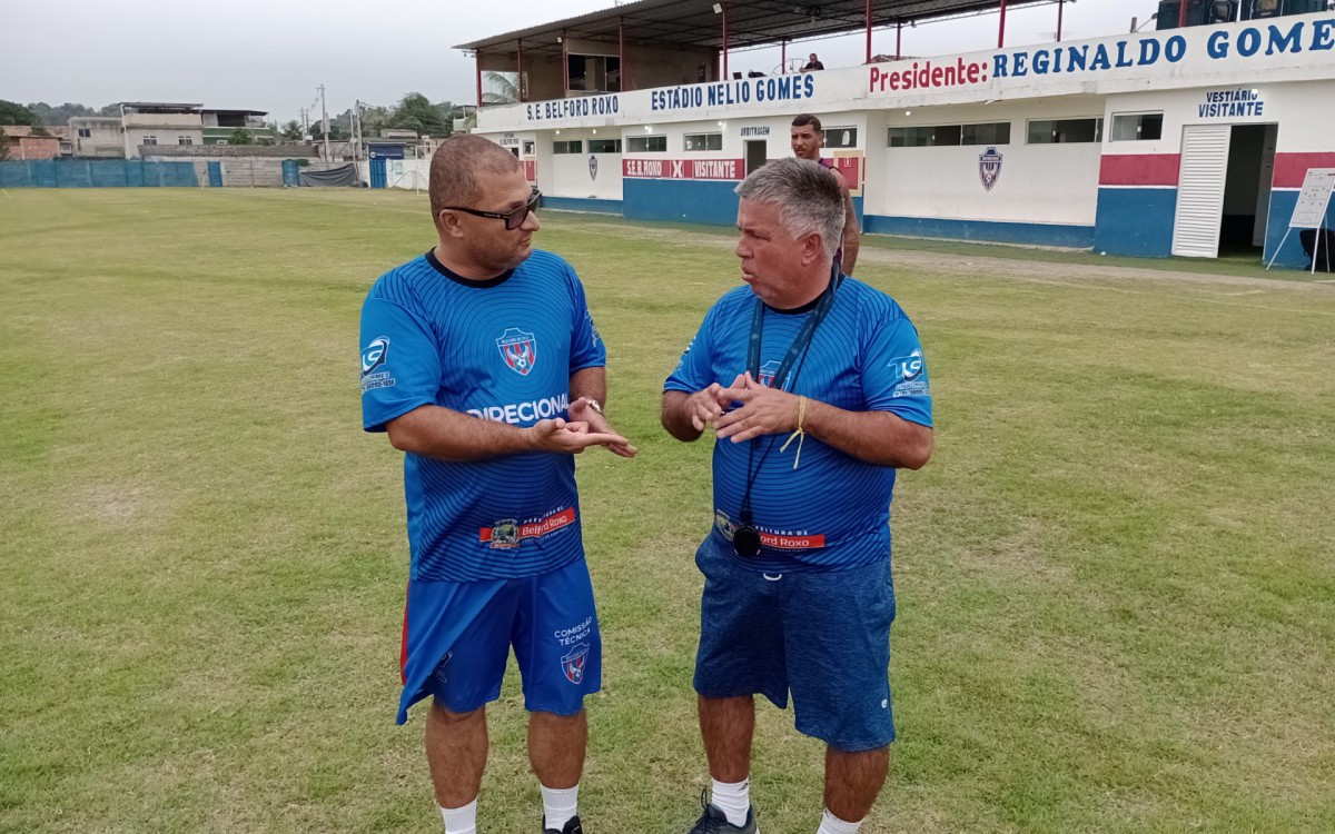 O t&eacute;cnico Luciano Moraes e o auxiliar t&eacute;cnico Ricardo Sigolo 