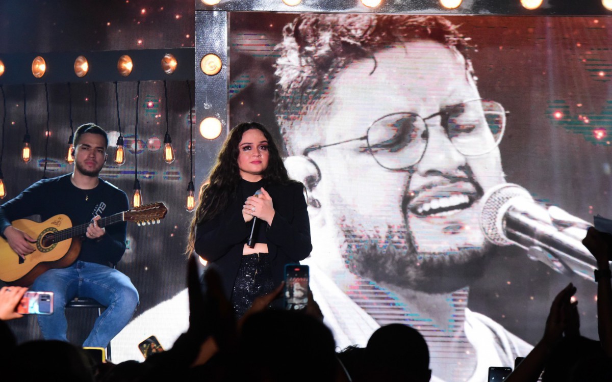 Luiza Martins se emociona em homenagem para Maur&iacute;lio