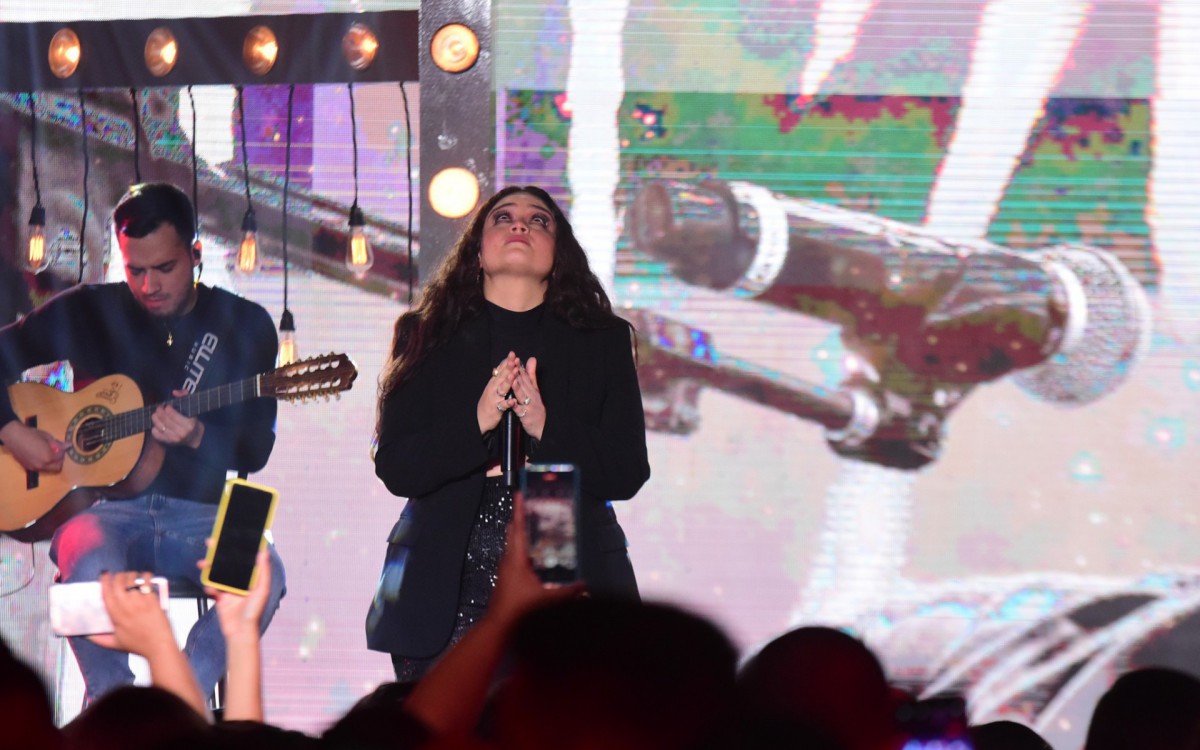 Luiza Martins se emociona em homenagem para Maur&iacute;lio