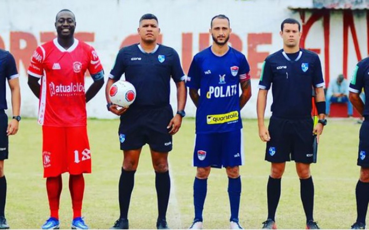 Os capitães dos dois times e a arbitragem antes da bola rolar no campo do Nova Cidade