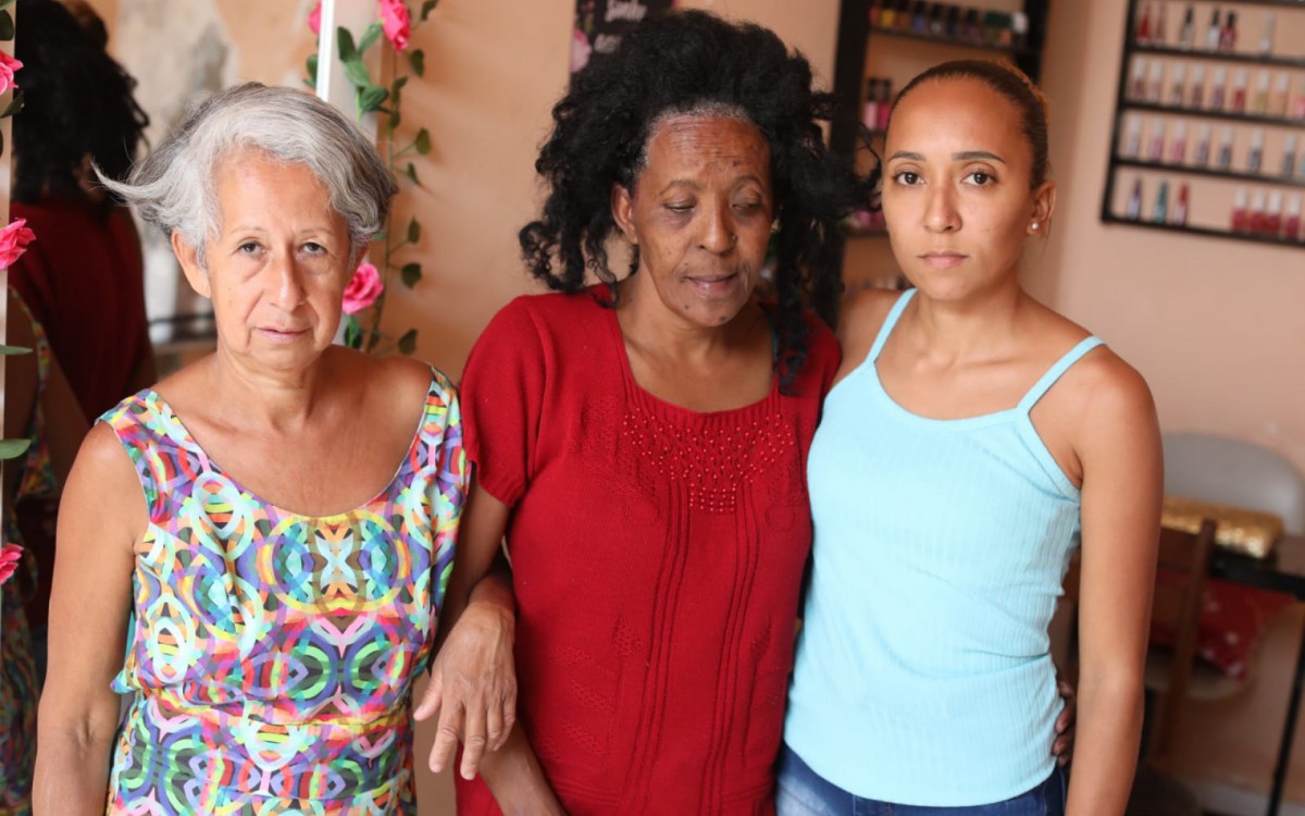 Da esquerda para a direita: a vizinha de Alba, que a ajuda, Alba e a filha Fernanda Oliveira