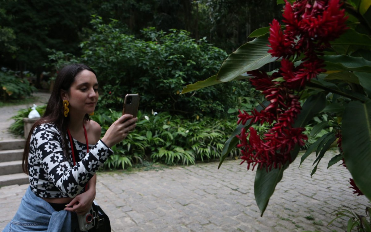 A turista Samira Bajbuj, da Argentina, se encanta com as flores do Parque Lage - Cleber Mendes / Ag&ecirc;ncia O Dia