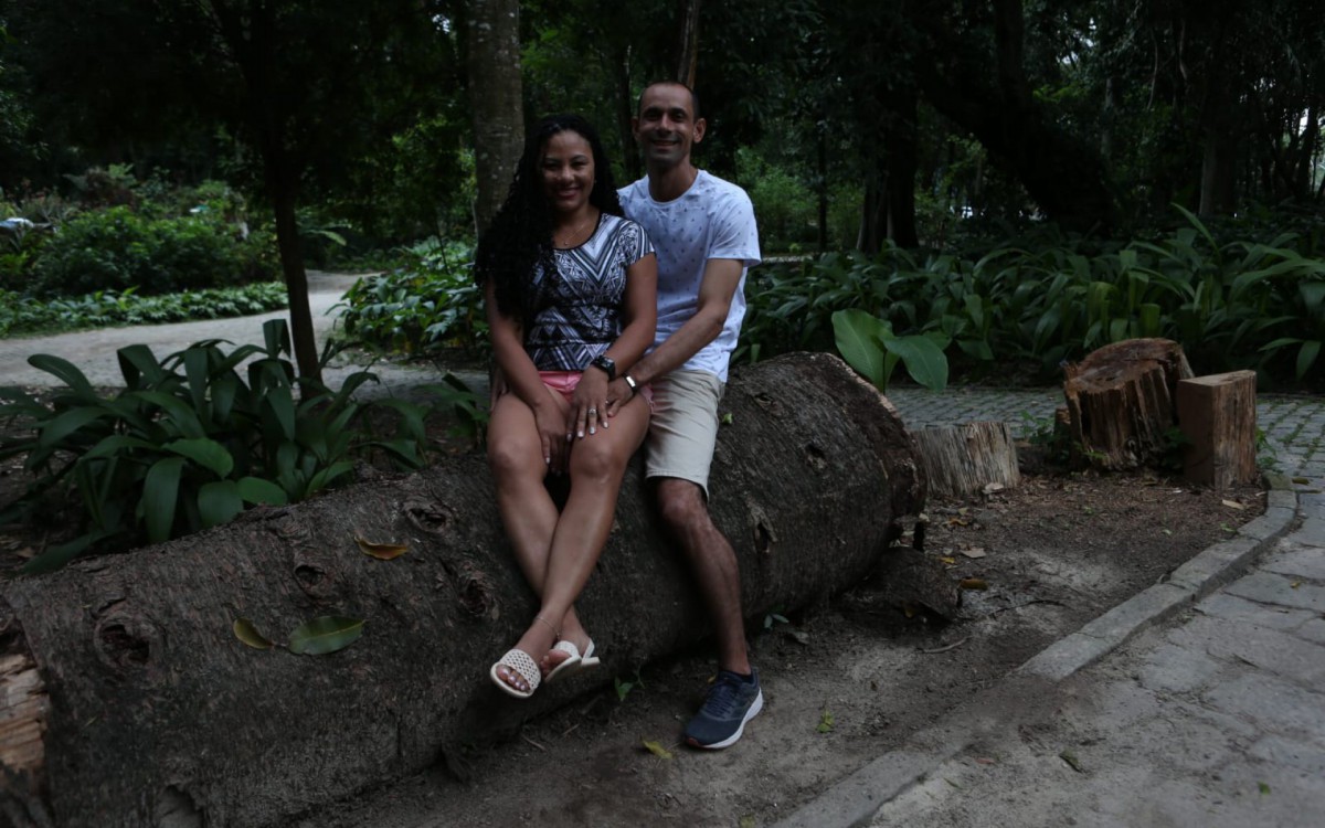 O casal Rosinalda e Gredison, do Mato Grosso, posa no Parque Lage e diz que espera ter &oacute;timas lembran&ccedil;as da Primavera no Rio  - Cleber Mendes / Ag&ecirc;ncia O Dia