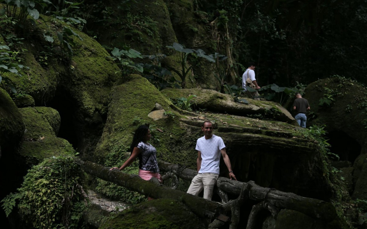 O casal Rosinalda e Gredison, do Mato Grosso, posa no Parque Lage e diz que espera ter &oacute;timas lembran&ccedil;as da Primavera no Rio  - Cleber Mendes / Ag&ecirc;ncia O Dia