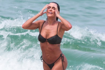 De biquíni, Deborah Secco exibe as curvas em praia do Rio