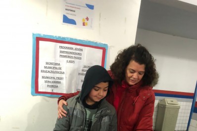 Crianças e adolescentes referenciados pelo CRAS Meudon, participam de feira de artesanato na E. M. Prof. Vera Maria Vianna Pedrosa