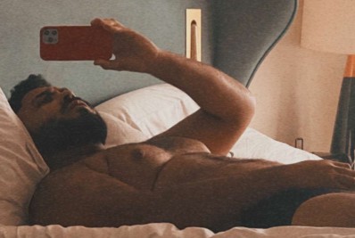 Paulo Vieira posa só de cueca na cama e namorada dispara: 'Apaga'