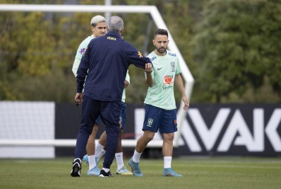 Pedro e Everton Ribeiro treinam no campo, e Tite confirma titulares da Seleção