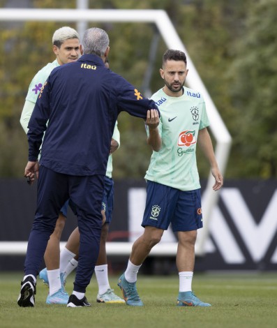 Pedro e Everton Ribeiro conversam com Tite