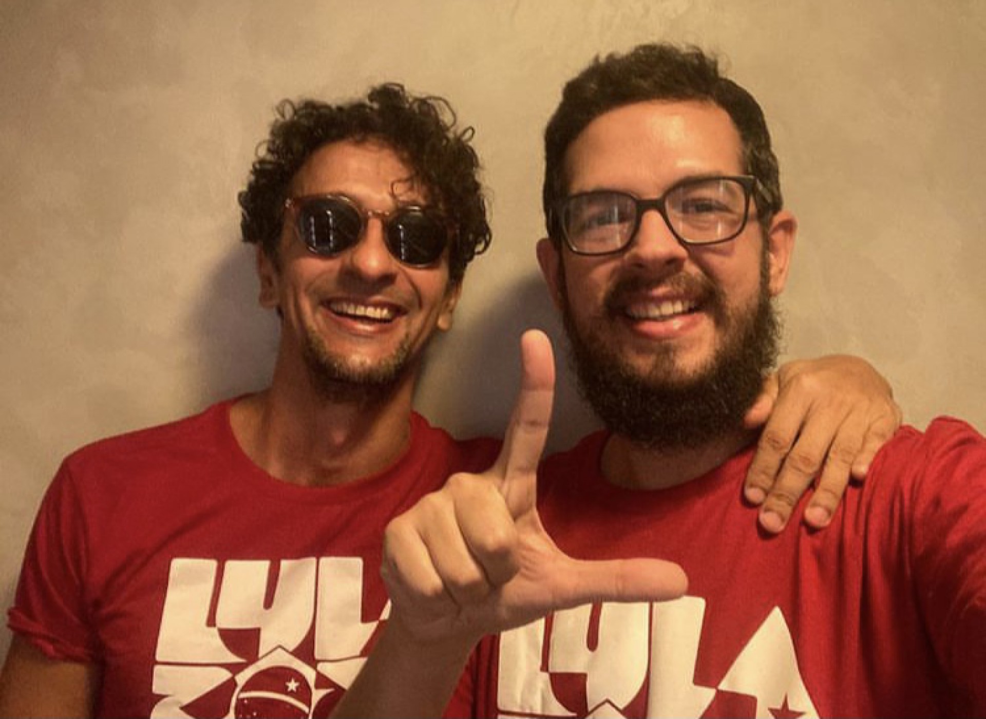 Irandhir Santos e o marido, Roberto Efrem Filho - Reprodução / Instagram