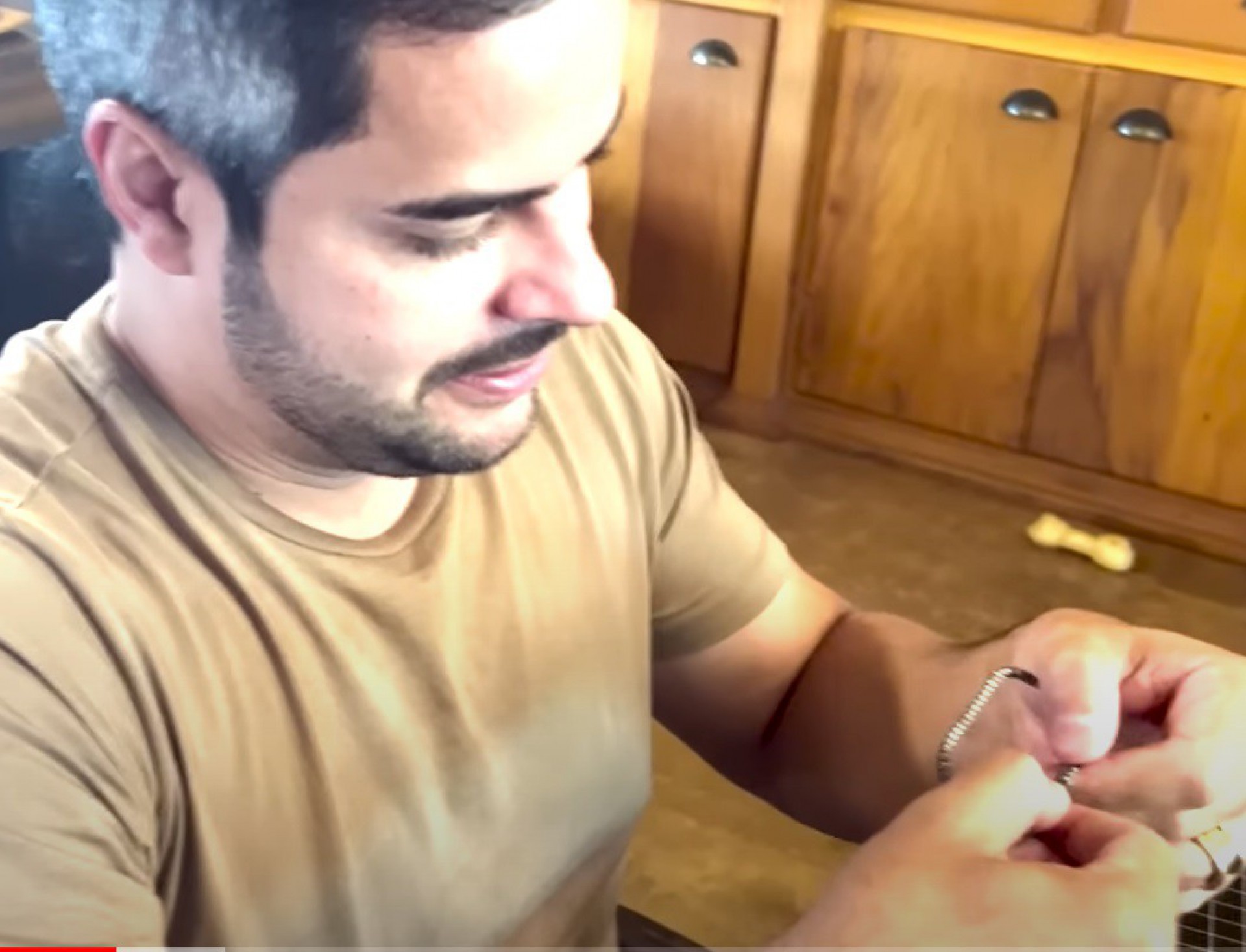 Simone dá joia para o marido de presente - Reprodução de vídeo