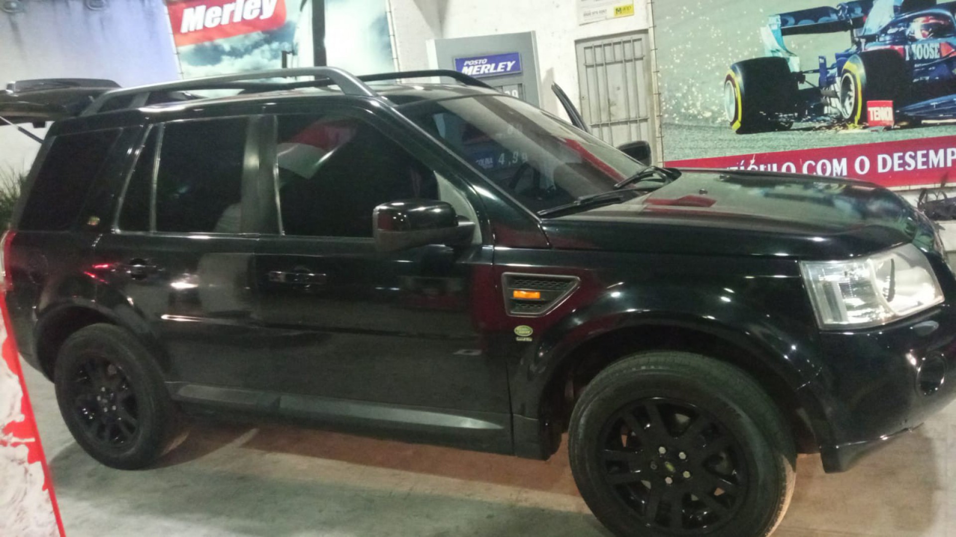 PM apreende carro blindado na ação - Divulgação