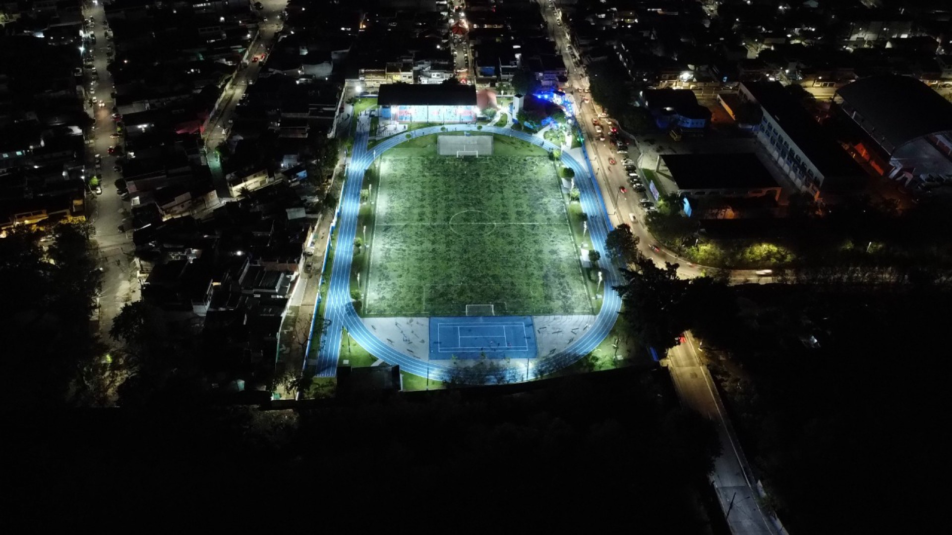 A Vila Ol&iacute;mpica tamb&eacute;m est&aacute; de cara nova. A fachada foi totalmente reconstru&iacute;da, foram acrescentadas novas quadras, vestu&aacute;rios, academias e ilumina&ccedil;&atilde;o de led - Divulga&ccedil;&atilde;o / PMN