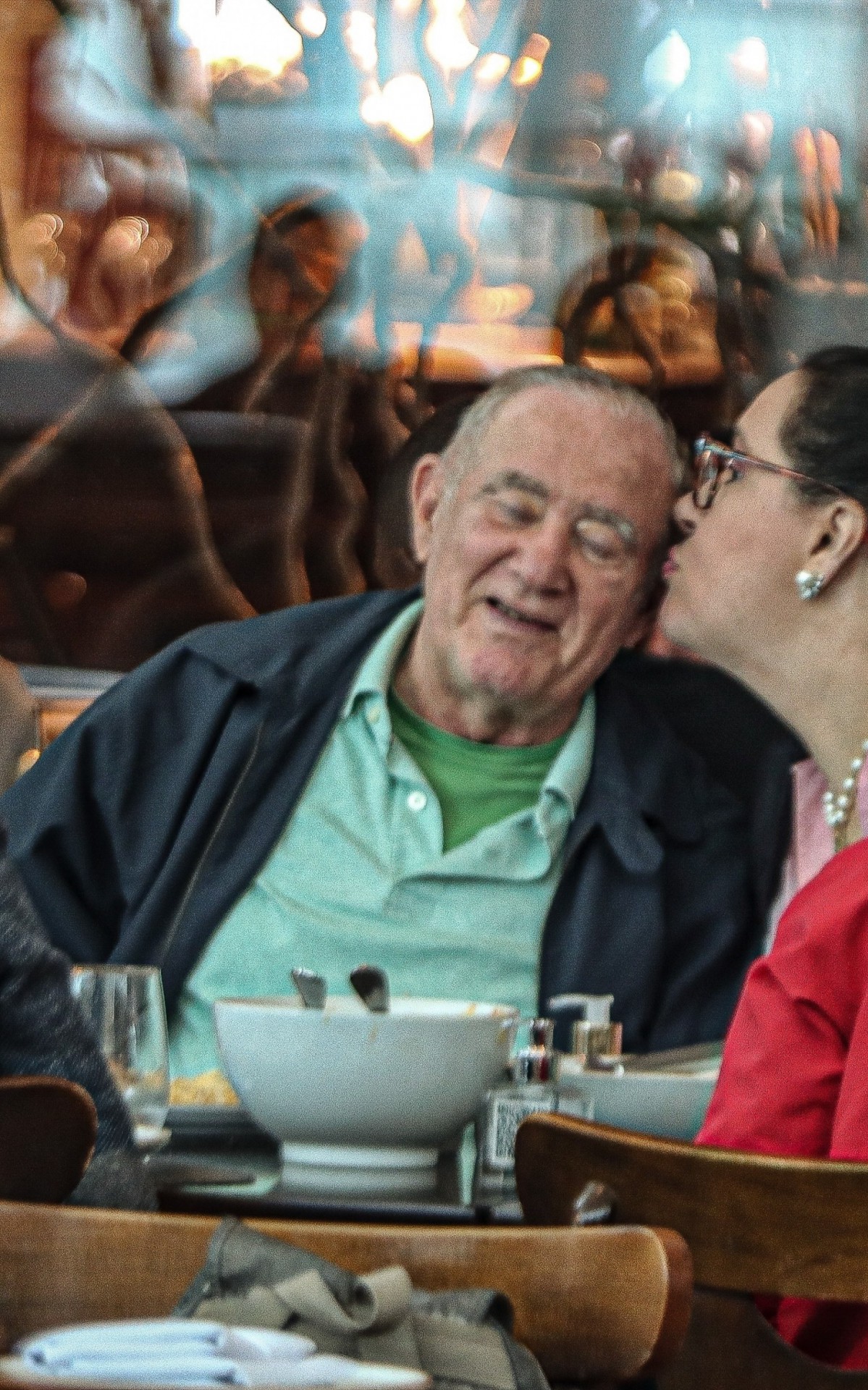 Renato Arag&atilde;o trocou carinhos com a esposa, Lilian Arag&atilde;o, durante o almo&ccedil;o