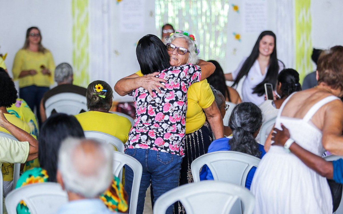 Idosos se confraternizaram e participaram de diversas atividades, como desfile da terceira idade e teatro