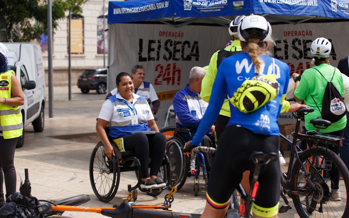Os agentes PCDs realizam conscientização com motoristas abordados nas blitzes