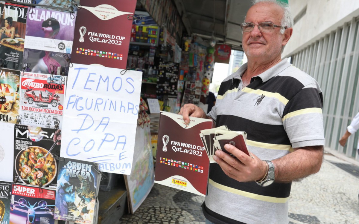 O jornaleiro Francesco acredita que o movimento não está bombando por causa do leque de várias lojas venderem álbuns e figurinhas