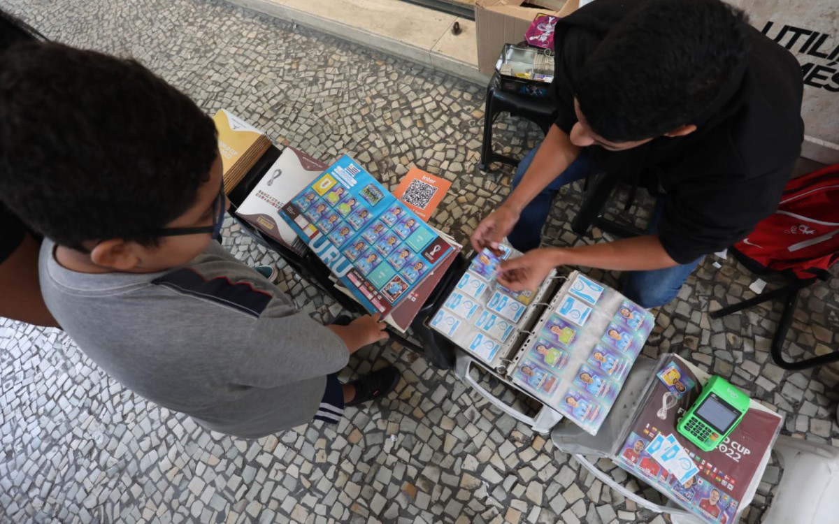 Arthur troca figurinhas no Centro do Rio