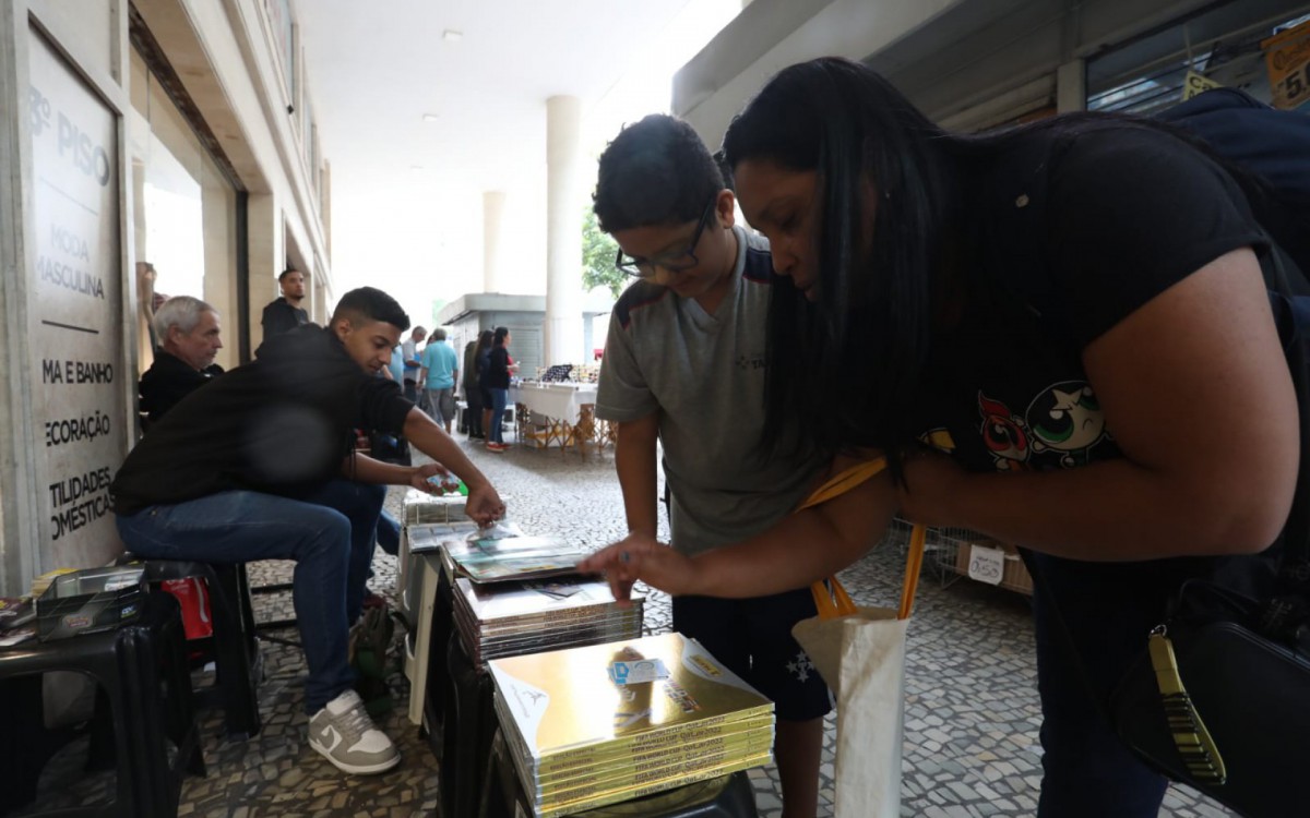Tatia e seu filho, Arthur, jogam bafo na troca de figurinhas no Centro do Rio