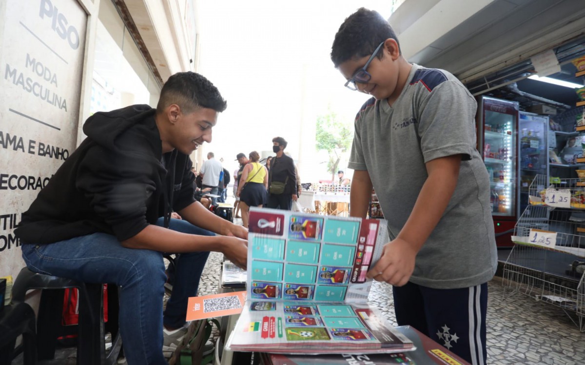 Arthur gosta de colecionar diversos álbuns