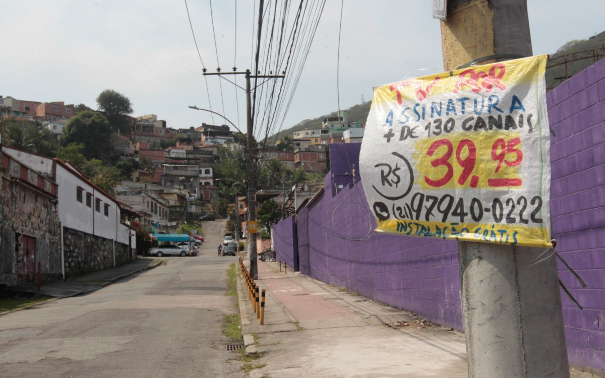 Movimenta&ccedil;&atilde;o policial em um dos acessos dos acessos ao Morro do Fub&aacute;. Em um dos acessos ao Morro do Fub&aacute;, Rua Francisco Gifoni, cartaz caracter&iacute;stico de &aacute;rea dominada por mil&iacute;cia.  - Reginaldo Pimenta/ Ag&ecirc;ncia O Dia