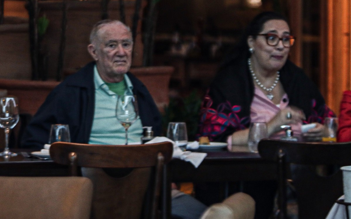 Renato Arag&atilde;o e a esposa, Lilian Arag&atilde;o, almo&ccedil;am em restaurante na Barra da Tijuca