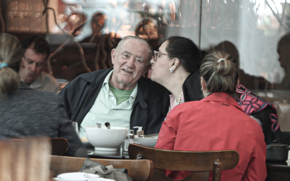 Renato Aragão trocou carinhos com a esposa, Lilian Aragão, durante o almoço - Edson Aipim / Ag. News