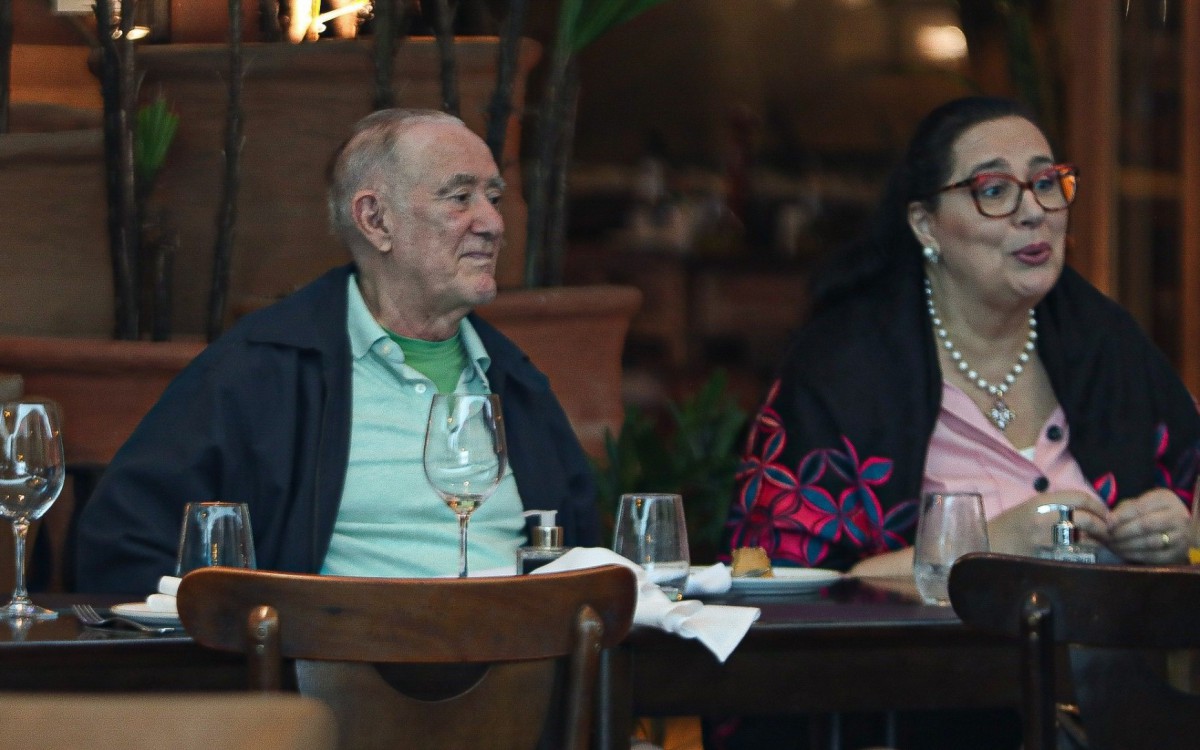 Renato Arag&atilde;o e a esposa, Lilian Arag&atilde;o, almo&ccedil;am em restaurante na Barra da Tijuca