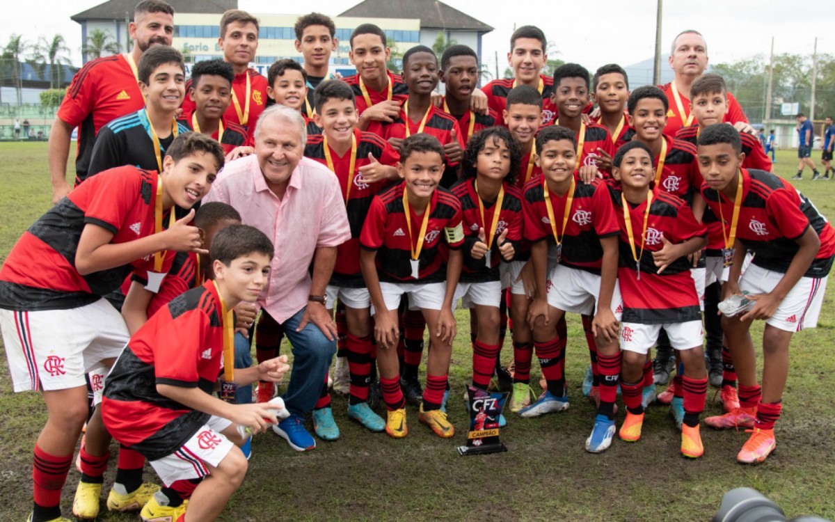 Zico ao lado da garotada