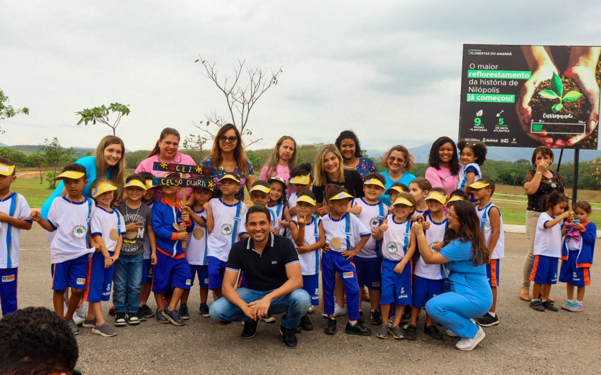 O prefeito Abra&atilde;ozinho (agachado) junto aos os estudantes das 31 escolas municipais e das redes privadas de Nil&oacute;polis no Parque Gericin&oacute;