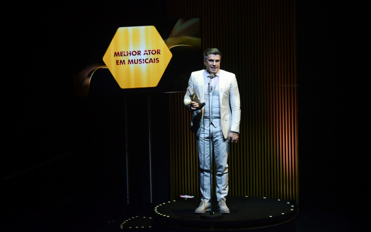 Jarbas Homem de Mello recebe pr&ecirc;mio e dedica ao filho