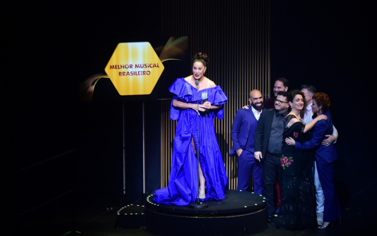 Claudia Raia faz sua primeira apari&ccedil;&atilde;o p&uacute;blica no Pr&ecirc;mio Bibi Ferreira ap&oacute;s anunciar sua terceira gesta&ccedil;&atilde;o