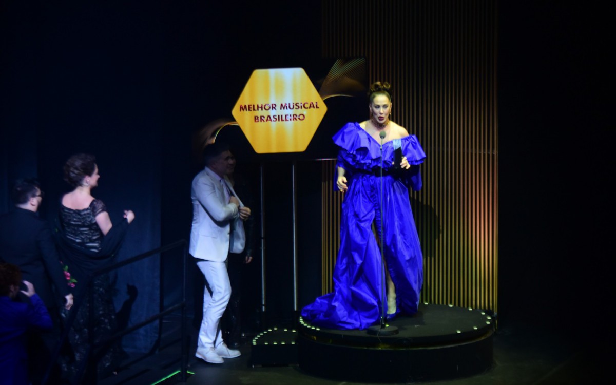 Claudia Raia faz sua primeira apari&ccedil;&atilde;o p&uacute;blica no Pr&ecirc;mio Bibi Ferreira ap&oacute;s anunciar sua terceira gesta&ccedil;&atilde;o