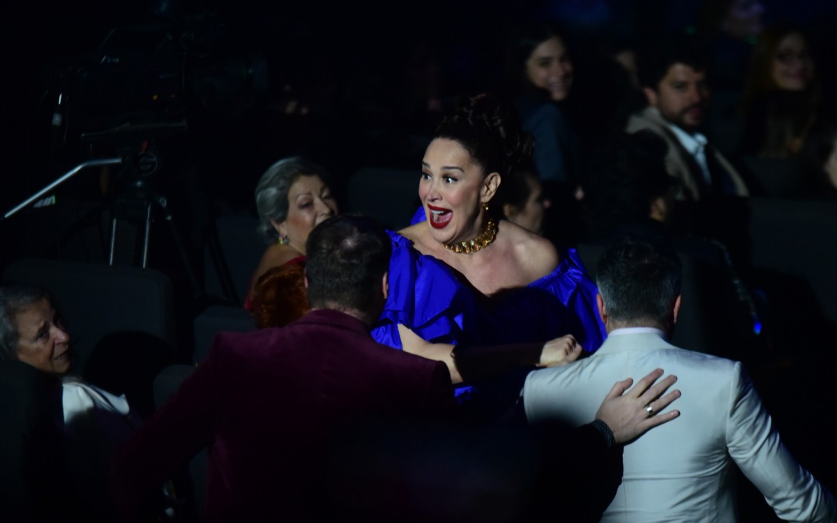 Claudia Raia faz sua primeira apari&ccedil;&atilde;o p&uacute;blica no Pr&ecirc;mio Bibi Ferreira ap&oacute;s anunciar sua terceira gesta&ccedil;&atilde;o