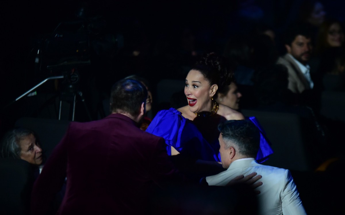 Claudia Raia faz sua primeira apari&ccedil;&atilde;o p&uacute;blica no Pr&ecirc;mio Bibi Ferreira ap&oacute;s anunciar sua terceira gesta&ccedil;&atilde;o