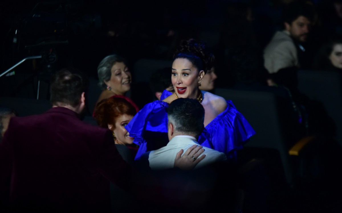 Claudia Raia faz sua primeira apari&ccedil;&atilde;o p&uacute;blica no Pr&ecirc;mio Bibi Ferreira ap&oacute;s anunciar sua terceira gesta&ccedil;&atilde;o